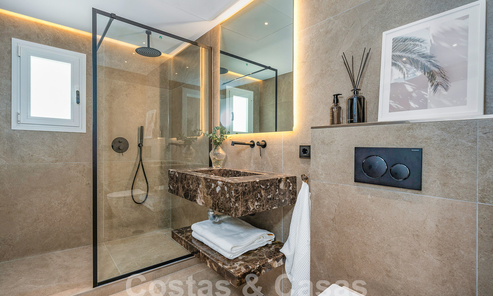 Atractiva villa de lujo de estilo ibicenco en venta cerca de todos los servicios en Nueva Andalucia, Marbella 56940