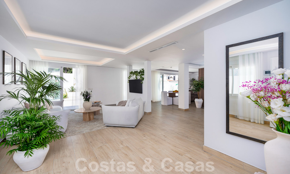 Atractiva villa de lujo de estilo ibicenco en venta cerca de todos los servicios en Nueva Andalucia, Marbella 56941