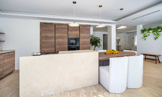 Atractiva villa de lujo de estilo ibicenco en venta cerca de todos los servicios en Nueva Andalucia, Marbella 56945 