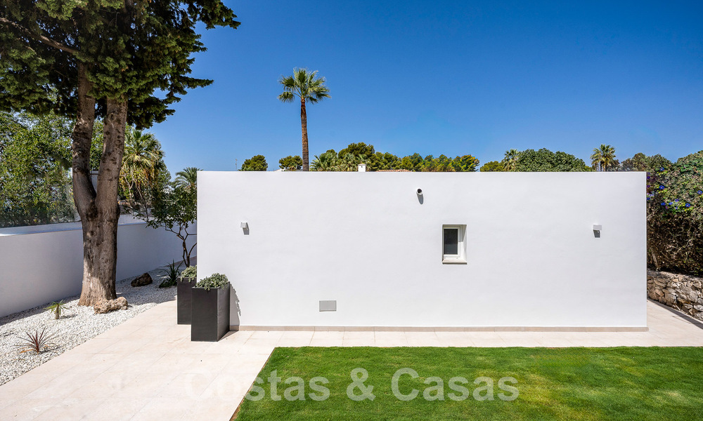 Atractiva villa de lujo de estilo ibicenco en venta cerca de todos los servicios en Nueva Andalucia, Marbella 56950