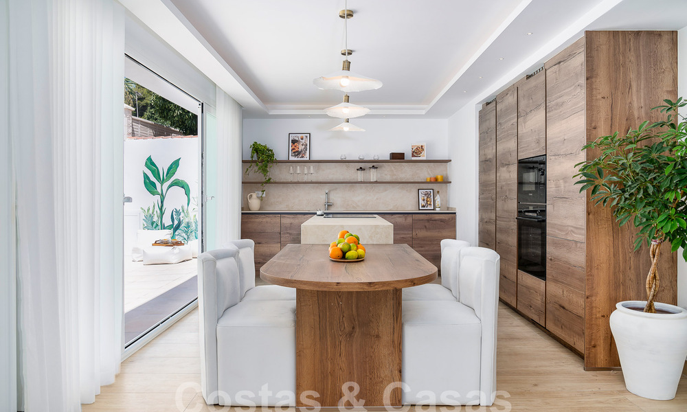 Atractiva villa de lujo de estilo ibicenco en venta cerca de todos los servicios en Nueva Andalucia, Marbella 56951