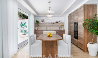 Atractiva villa de lujo de estilo ibicenco en venta cerca de todos los servicios en Nueva Andalucia, Marbella 56951 