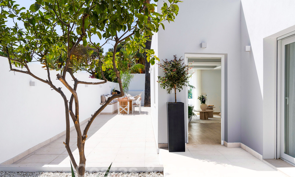 Atractiva villa de lujo de estilo ibicenco en venta cerca de todos los servicios en Nueva Andalucia, Marbella 56958