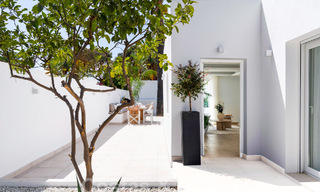 Atractiva villa de lujo de estilo ibicenco en venta cerca de todos los servicios en Nueva Andalucia, Marbella 56958 
