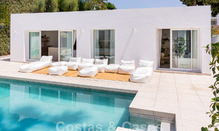 Atractiva villa de lujo de estilo ibicenco en venta cerca de todos los servicios en Nueva Andalucia, Marbella 56961 