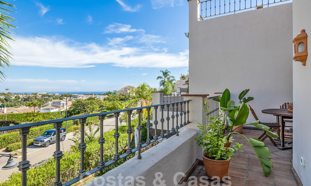 Amplia casa adosada en venta con 4 dormitorios y vistas al mar, en un complejo cerrado en la Nueva Milla de Oro entre Marbella y Estepona 57075