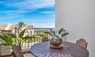 Amplia casa adosada en venta con 4 dormitorios y vistas al mar, en un complejo cerrado en la Nueva Milla de Oro entre Marbella y Estepona 57077 