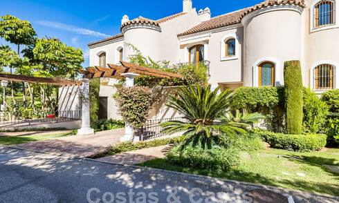 Amplia casa adosada en venta con 4 dormitorios y vistas al mar, en un complejo cerrado en la Nueva Milla de Oro entre Marbella y Estepona 57078