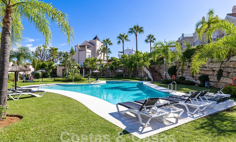 Amplia casa adosada en venta con 4 dormitorios y vistas al mar, en un complejo cerrado en la Nueva Milla de Oro entre Marbella y Estepona 57079
