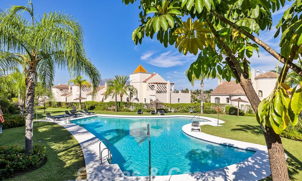 Amplia casa adosada en venta con 4 dormitorios y vistas al mar, en un complejo cerrado en la Nueva Milla de Oro entre Marbella y Estepona 57080