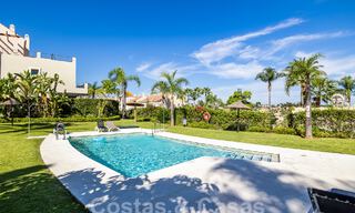 Amplia casa adosada en venta con 4 dormitorios y vistas al mar, en un complejo cerrado en la Nueva Milla de Oro entre Marbella y Estepona 57081 