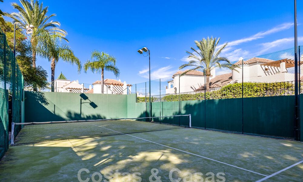 Amplia casa adosada en venta con 4 dormitorios y vistas al mar, en un complejo cerrado en la Nueva Milla de Oro entre Marbella y Estepona 57082