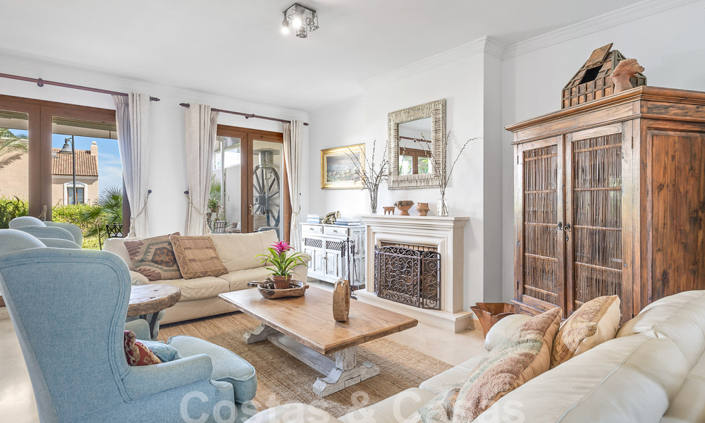 Amplia casa adosada en venta con 4 dormitorios y vistas al mar, en un complejo cerrado en la Nueva Milla de Oro entre Marbella y Estepona 57084