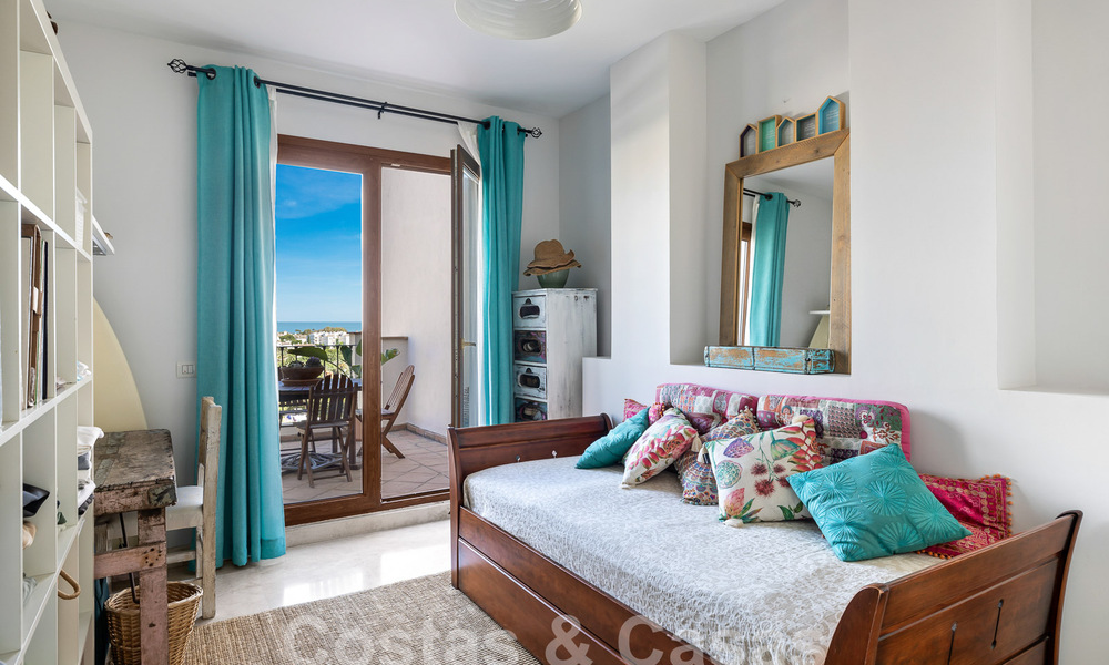 Amplia casa adosada en venta con 4 dormitorios y vistas al mar, en un complejo cerrado en la Nueva Milla de Oro entre Marbella y Estepona 57091
