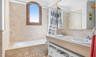 Amplia casa adosada en venta con 4 dormitorios y vistas al mar, en un complejo cerrado en la Nueva Milla de Oro entre Marbella y Estepona 57093 