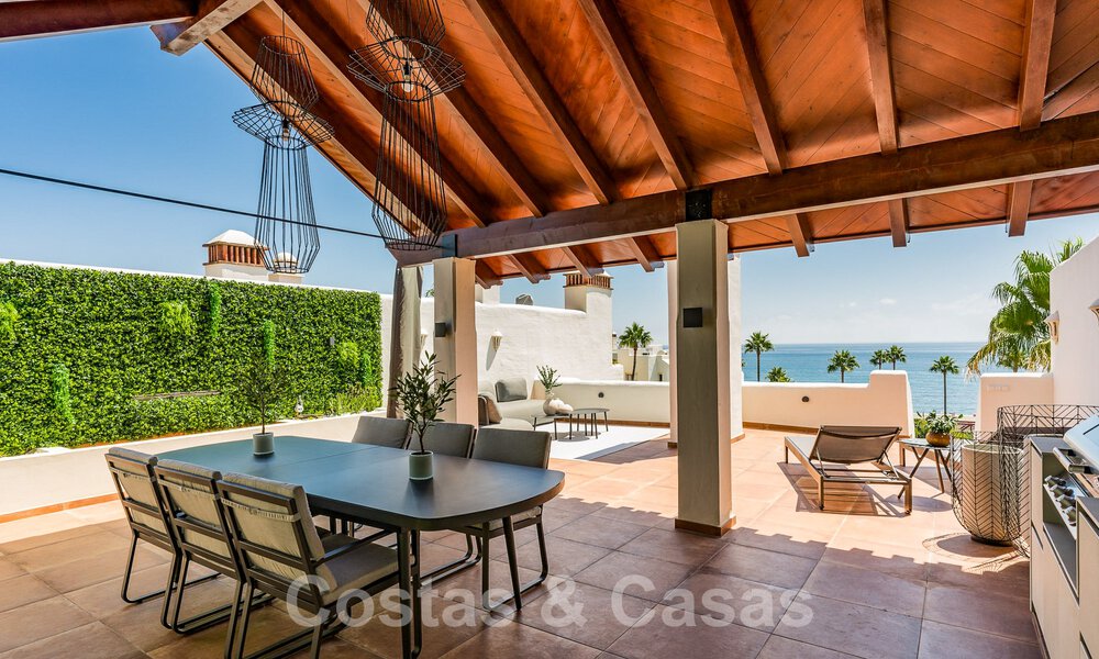 Ático de lujo en venta en complejo cerrado en primera línea de playa con magníficas vistas al mar en la Nueva Milla de Oro entre Marbella y Estepona 56963