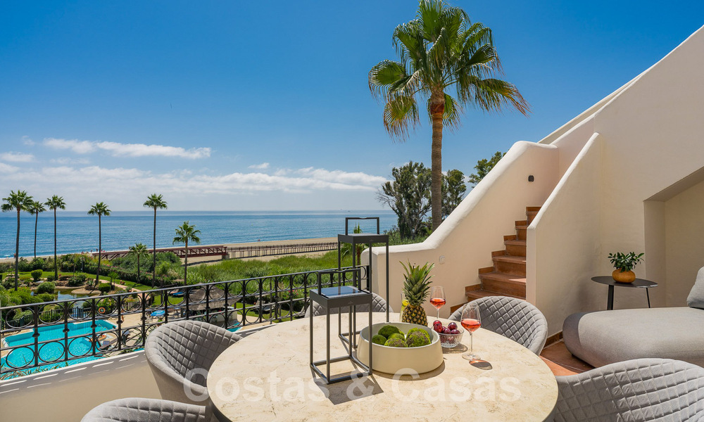 Ático de lujo en venta en complejo cerrado en primera línea de playa con magníficas vistas al mar en la Nueva Milla de Oro entre Marbella y Estepona 56965