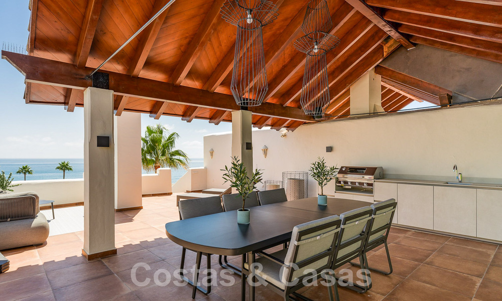 Ático de lujo en venta en complejo cerrado en primera línea de playa con magníficas vistas al mar en la Nueva Milla de Oro entre Marbella y Estepona 56977