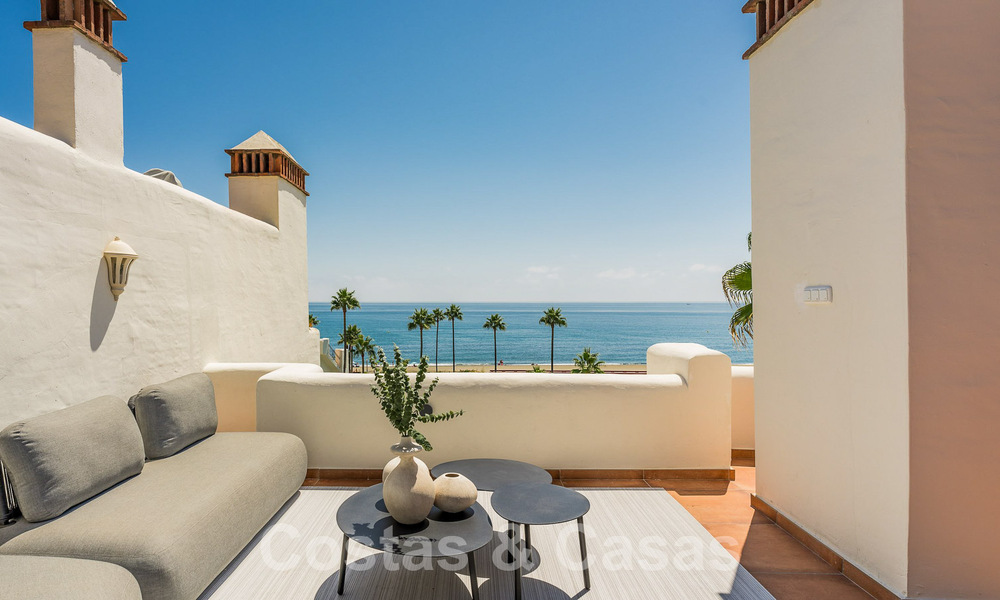 Ático de lujo en venta en complejo cerrado en primera línea de playa con magníficas vistas al mar en la Nueva Milla de Oro entre Marbella y Estepona 56978