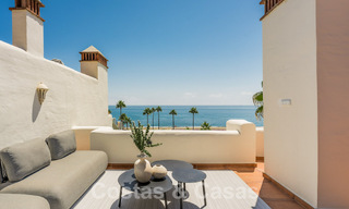Ático de lujo en venta en complejo cerrado en primera línea de playa con magníficas vistas al mar en la Nueva Milla de Oro entre Marbella y Estepona 56978 
