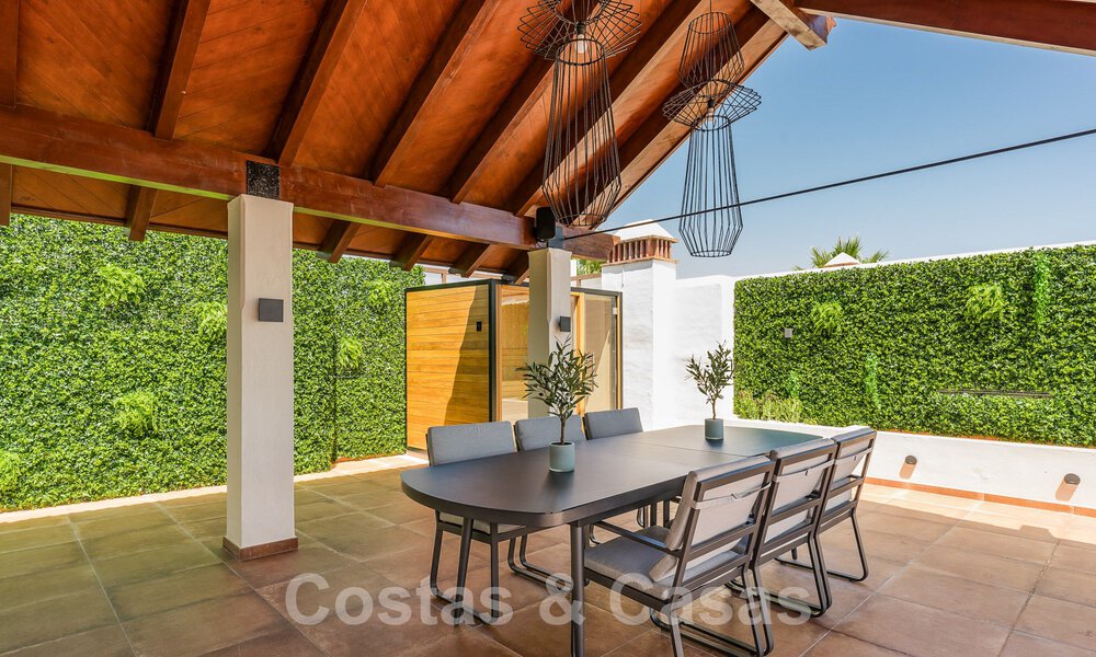 Ático de lujo en venta en complejo cerrado en primera línea de playa con magníficas vistas al mar en la Nueva Milla de Oro entre Marbella y Estepona 56980