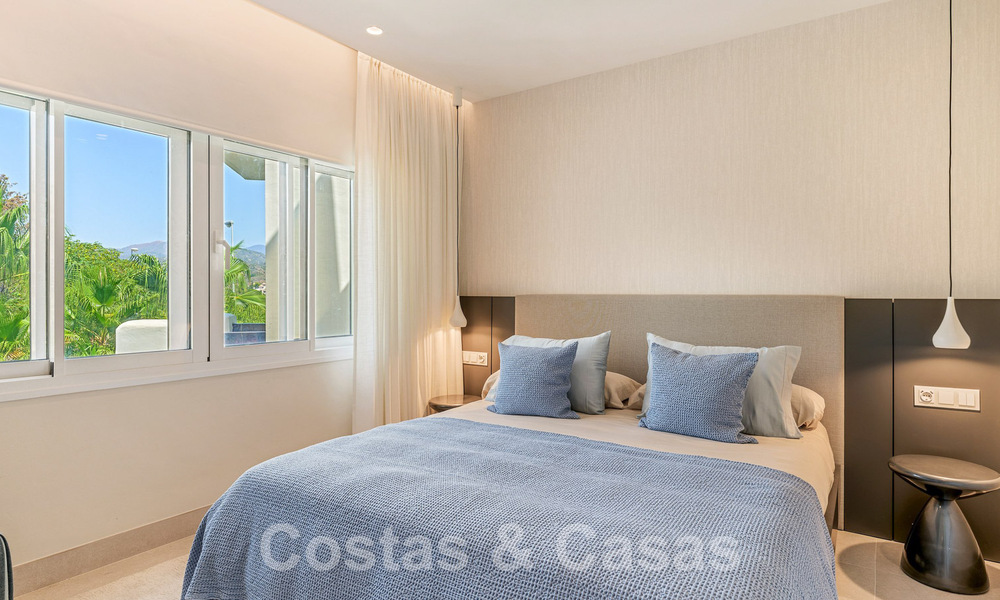 Ático de lujo en venta en complejo cerrado en primera línea de playa con magníficas vistas al mar en la Nueva Milla de Oro entre Marbella y Estepona 56985