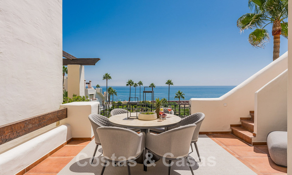 Ático de lujo en venta en complejo cerrado en primera línea de playa con magníficas vistas al mar en la Nueva Milla de Oro entre Marbella y Estepona 56986