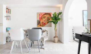 Encantadora casa adosada reformada en venta en complejo cerrado en primera línea de playa en la Nueva Milla de Oro entre Marbella y Estepona 58161 