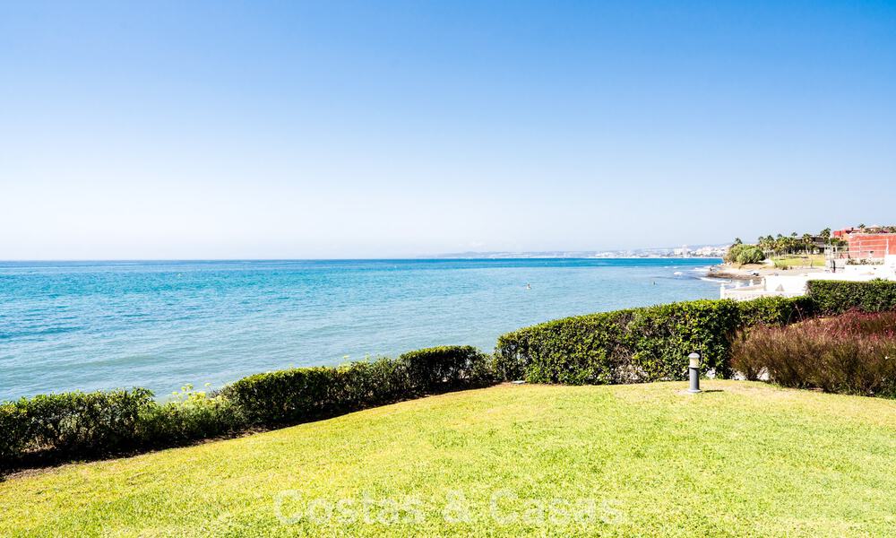 Encantadora casa adosada reformada en venta en complejo cerrado en primera línea de playa en la Nueva Milla de Oro entre Marbella y Estepona 58162