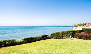 Encantadora casa adosada reformada en venta en complejo cerrado en primera línea de playa en la Nueva Milla de Oro entre Marbella y Estepona 58162 