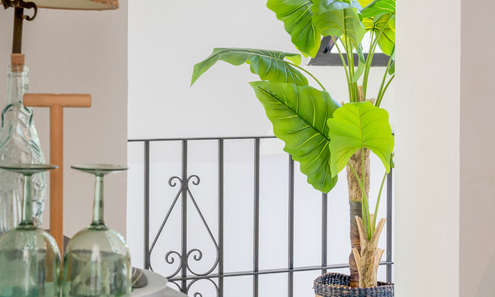 Encantadora casa adosada reformada en venta en complejo cerrado en primera línea de playa en la Nueva Milla de Oro entre Marbella y Estepona 58168