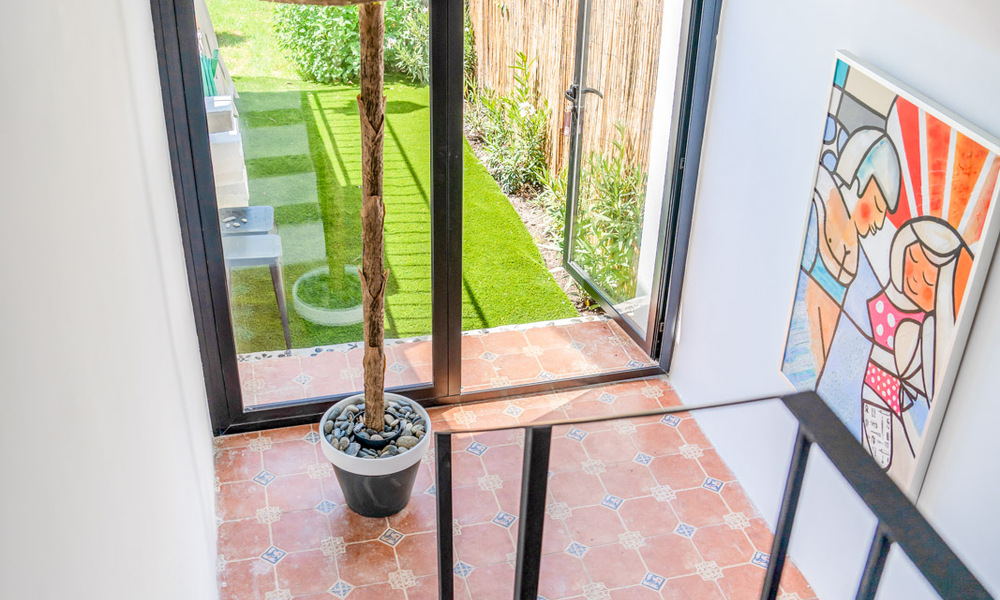 Encantadora casa adosada reformada en venta en complejo cerrado en primera línea de playa en la Nueva Milla de Oro entre Marbella y Estepona 58169