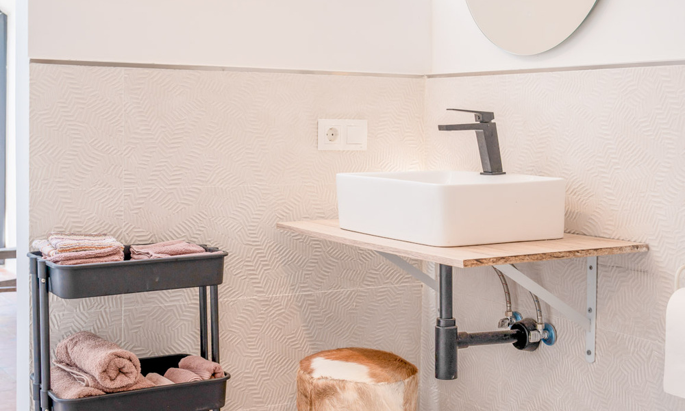 Encantadora casa adosada reformada en venta en complejo cerrado en primera línea de playa en la Nueva Milla de Oro entre Marbella y Estepona 58170