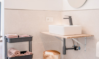 Encantadora casa adosada reformada en venta en complejo cerrado en primera línea de playa en la Nueva Milla de Oro entre Marbella y Estepona 58170 