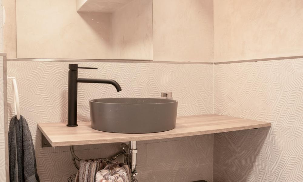 Encantadora casa adosada reformada en venta en complejo cerrado en primera línea de playa en la Nueva Milla de Oro entre Marbella y Estepona 58171