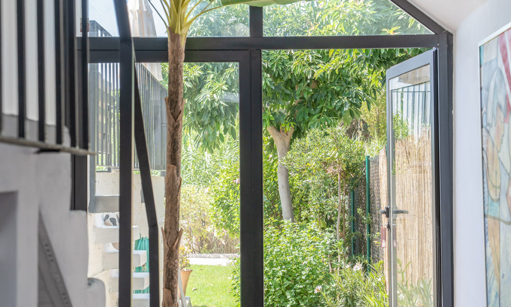 Encantadora casa adosada reformada en venta en complejo cerrado en primera línea de playa en la Nueva Milla de Oro entre Marbella y Estepona 58172