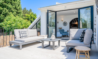 Encantadora casa adosada reformada en venta en complejo cerrado en primera línea de playa en la Nueva Milla de Oro entre Marbella y Estepona 58173 