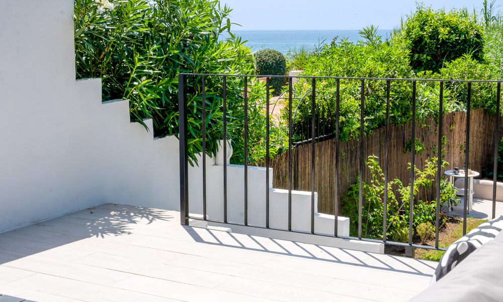 Encantadora casa adosada reformada en venta en complejo cerrado en primera línea de playa en la Nueva Milla de Oro entre Marbella y Estepona 58179