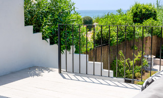 Encantadora casa adosada reformada en venta en complejo cerrado en primera línea de playa en la Nueva Milla de Oro entre Marbella y Estepona 58179 