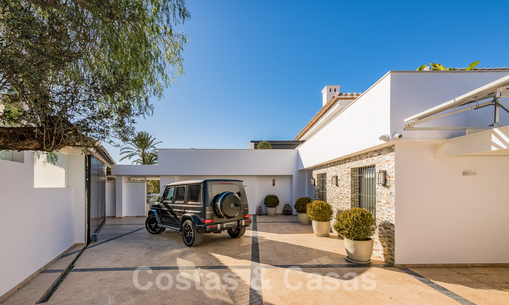 Moderna villa de lujo mediterránea renovada en venta, ubicada en primera línea de golf, en el corazón de Nueva Andalucía, Marbella 57002