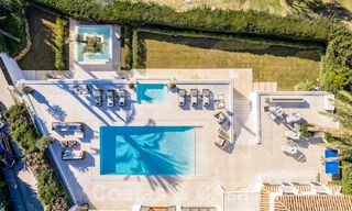 Moderna villa de lujo mediterránea renovada en venta, ubicada en primera línea de golf, en el corazón de Nueva Andalucía, Marbella 57007 