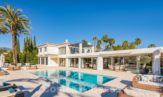 Moderna villa de lujo mediterránea renovada en venta, ubicada en primera línea de golf, en el corazón de Nueva Andalucía, Marbella 57010 
