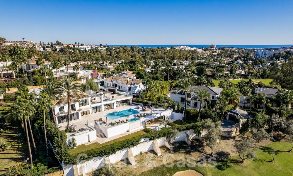 Moderna villa de lujo mediterránea renovada en venta, ubicada en primera línea de golf, en el corazón de Nueva Andalucía, Marbella 57011