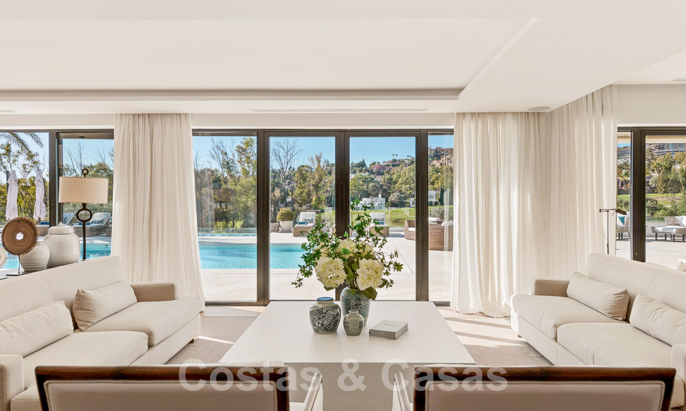 Moderna villa de lujo mediterránea renovada en venta, ubicada en primera línea de golf, en el corazón de Nueva Andalucía, Marbella 57015