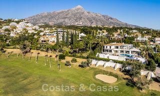 Moderna villa de lujo mediterránea renovada en venta, ubicada en primera línea de golf, en el corazón de Nueva Andalucía, Marbella 57016 