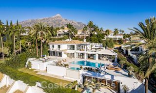 Moderna villa de lujo mediterránea renovada en venta, ubicada en primera línea de golf, en el corazón de Nueva Andalucía, Marbella 57017 