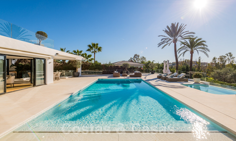 Moderna villa de lujo mediterránea renovada en venta, ubicada en primera línea de golf, en el corazón de Nueva Andalucía, Marbella 57021