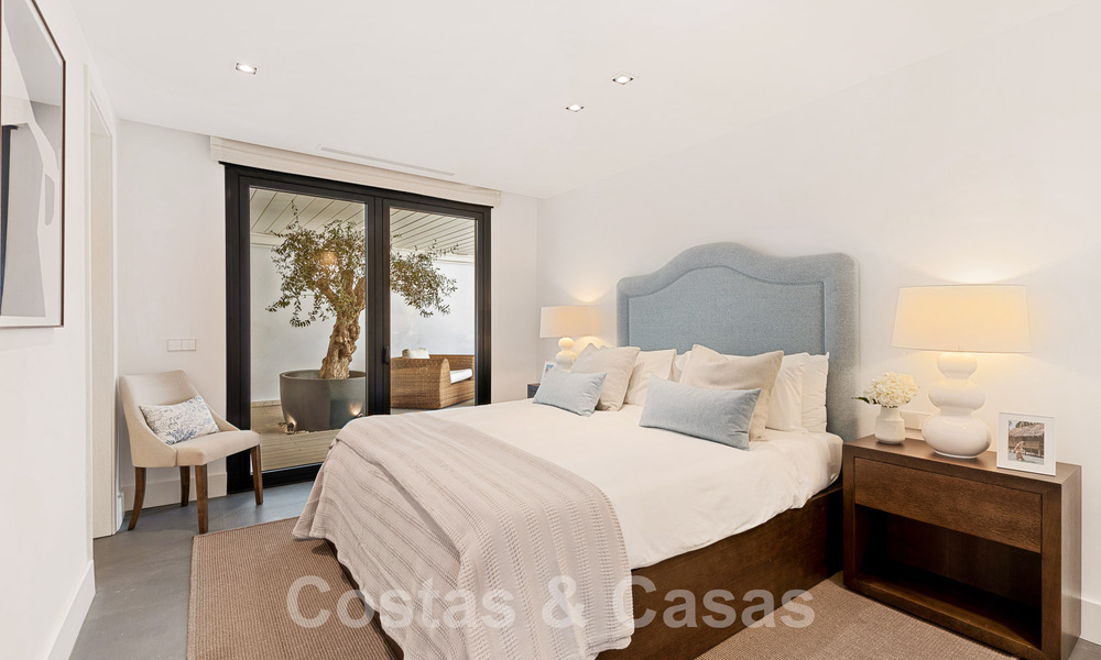 Moderna villa de lujo mediterránea renovada en venta, ubicada en primera línea de golf, en el corazón de Nueva Andalucía, Marbella 57022