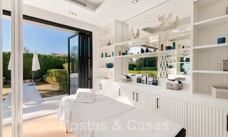 Moderna villa de lujo mediterránea renovada en venta, ubicada en primera línea de golf, en el corazón de Nueva Andalucía, Marbella 57033 
