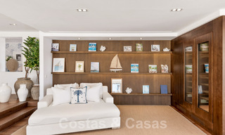 Moderna villa de lujo mediterránea renovada en venta, ubicada en primera línea de golf, en el corazón de Nueva Andalucía, Marbella 57038 
